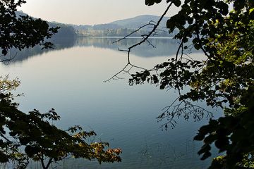 Aujourd'hui, c'est un lac calme. Il y a 13 000 ans, l'une des plus grandes éruptions volcaniques d'Europe a eu lieu ici ! (Photo: Tobias Schorr)