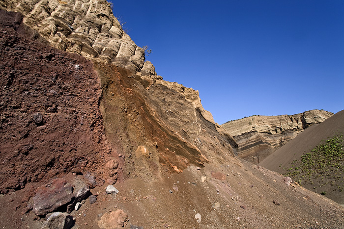 Différentes couches de cendres, de lapilli et de lave de scories au volcan Eppelsberg. (Photo: Tobias Schorr)