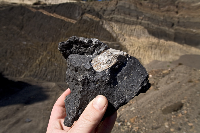 Une intrusion mafique dans un morceau de lave basaltique. (Photo: Tobias Schorr)