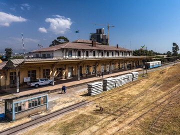 Старый вокзал в Аддис-Абебе в 2014 году. Сейчас он отремонтирован и поезда ходят до Джибути. (Photo: Tobias Schorr)