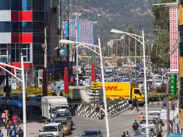 The busy road next to our hotel in Addis Abeba. (Photo: Tobias Schorr)