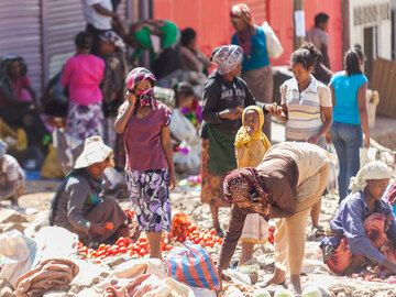 Un mercado local en el centro de Addis Abeba. (Photo: Tobias Schorr)