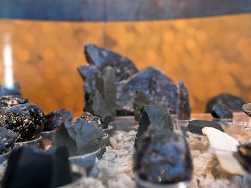 Obsidien pieces from Yali island, (Photo: Tobias Schorr)