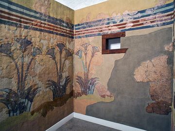 Room frescoes showing papyrus with flowers (Photo: Tobias Schorr)