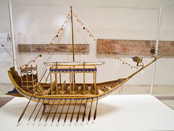 Rekonstruktion eines Schiffes, wie es in den Fresken dargestellt ist. (Photo: Tobias Schorr)
