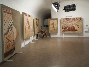 Diverse frescos and wall decorations in then main exhibition hall. (Photo: Tobias Schorr)