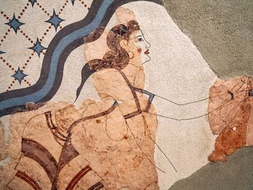 Einer der bemerkenswertesten Aspekte der bronzezeitlichen Stadt in der Nähe von Akrotiri auf der Insel Santorin, die während des minoischen Ausbruchs um 1600 v. Chr. von Vulkanasche bedeckt und seit 1956 teilweise ausgegraben wurde, ist eine große Anzahl wunderbarer Fresken, die zu den inspirierendsten Stücken zählen könnten Kunst aus dem 2. Jahrtausend v. Chr., sondern bieten auch einen einzigartigen Einblick in das Leben und die Kultur zur Blütezeit der minoischen und kykladischen Kultur.
Äußerst gut gemachte Reproduktionen der Originalfresken (die sowohl im Archäologischen Museum von Athen als auch in Fira auf Santorini aufbewahrt und teilweise ausgestellt werden) wurden erstmals 1997 auf Santorini während des 1. Internationalen Symposiums über die Wandmalereien von Thera in wunderschönem Bimsstein präsentiert Höhlen und Räume des Konferenzzentrums Petros M. Nomikos.
Die Reproduktionen dieser Ausstellung wurden wunderbar auf die inspirierende Architektur der gezeigten Räume abgestimmt und bieten eine fantastische Möglichkeit, in das Leben zur Zeit des Ausbruchs in der Bronzezeit einzutauchen. Leider ist diese Ausstellung vor ein paar Jahren zu Ende gegangen. Die Originalfresken werden heute im Nationalen Archäologischen Museum in Athen aufbewahrt.
Der Fotograf und Santorini-Experte Tobias Schorr hat diese brillante Ausstellung dokumentiert: (Photo: Tobias Schorr)