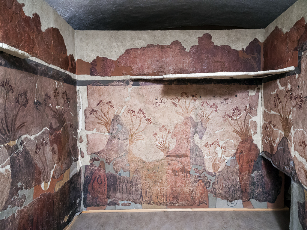 Reconstruction of a room with naturalistic images of the local rock formations. (Photo: Tobias Schorr)