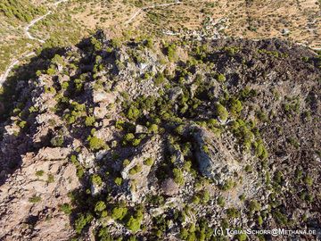 Vista aérea del cráter central del histórico domo de lava que entró en erupción alrededor del 230-270 a. C. en Methana. (Photo: Tobias Schorr)