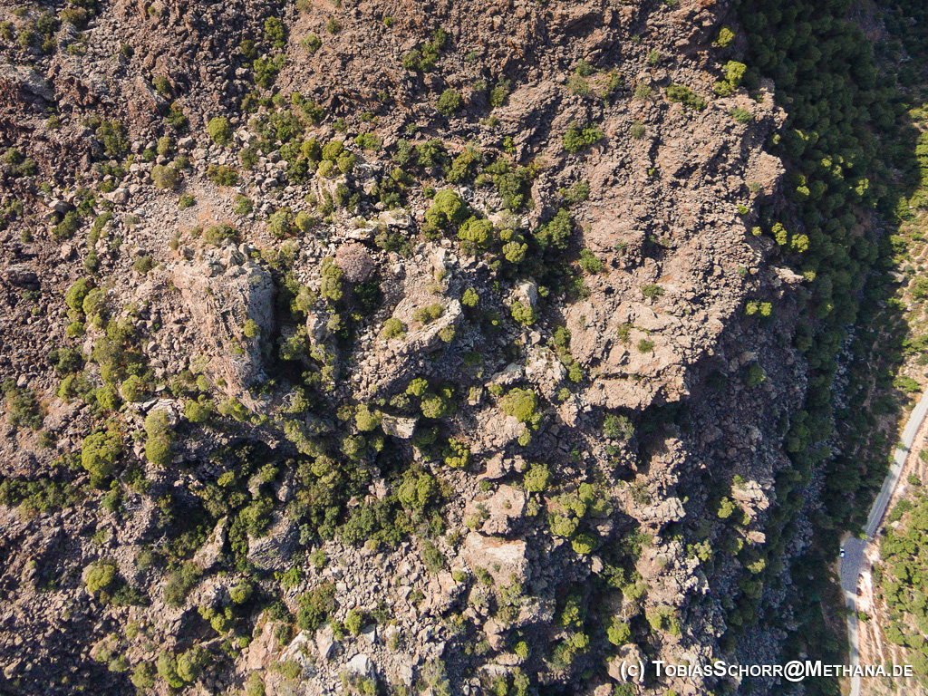 Центральный кратер лавового купола Kameni хора на метана. (Photo: Tobias Schorr)