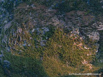 Vue aérienne du dôme de lave Profitis Ilias (Photo: Tobias Schorr)