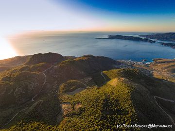Luftaufnahme über dem Chelona-Vulkan in Richtung Süden und Poros-Insel. (Photo: Tobias Schorr)